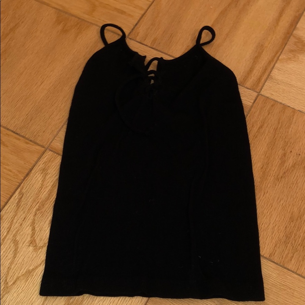 Black tank top tied on top
